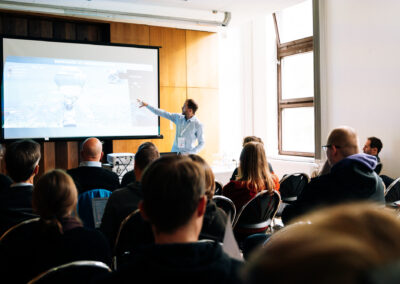 Julian Ruckdäschel in seinem Workshop "Browserbasierte Spiele im Unterrichtseinsatz". © Klett MINT | Laurenz Bostedt
